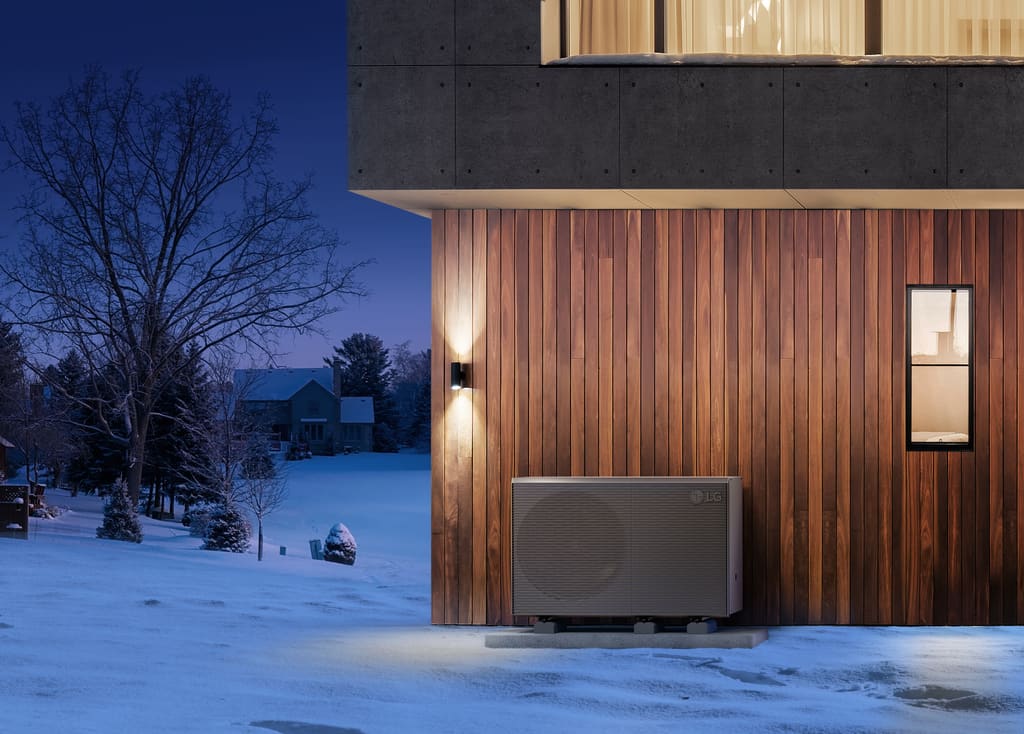 LG THERMA V R290 Monobloc naast een woning geplaatst