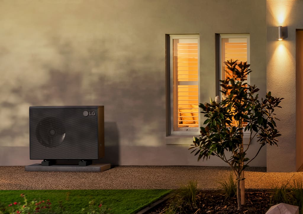 LG THERMA V R290 Monobloc warmtepomp naast een woning