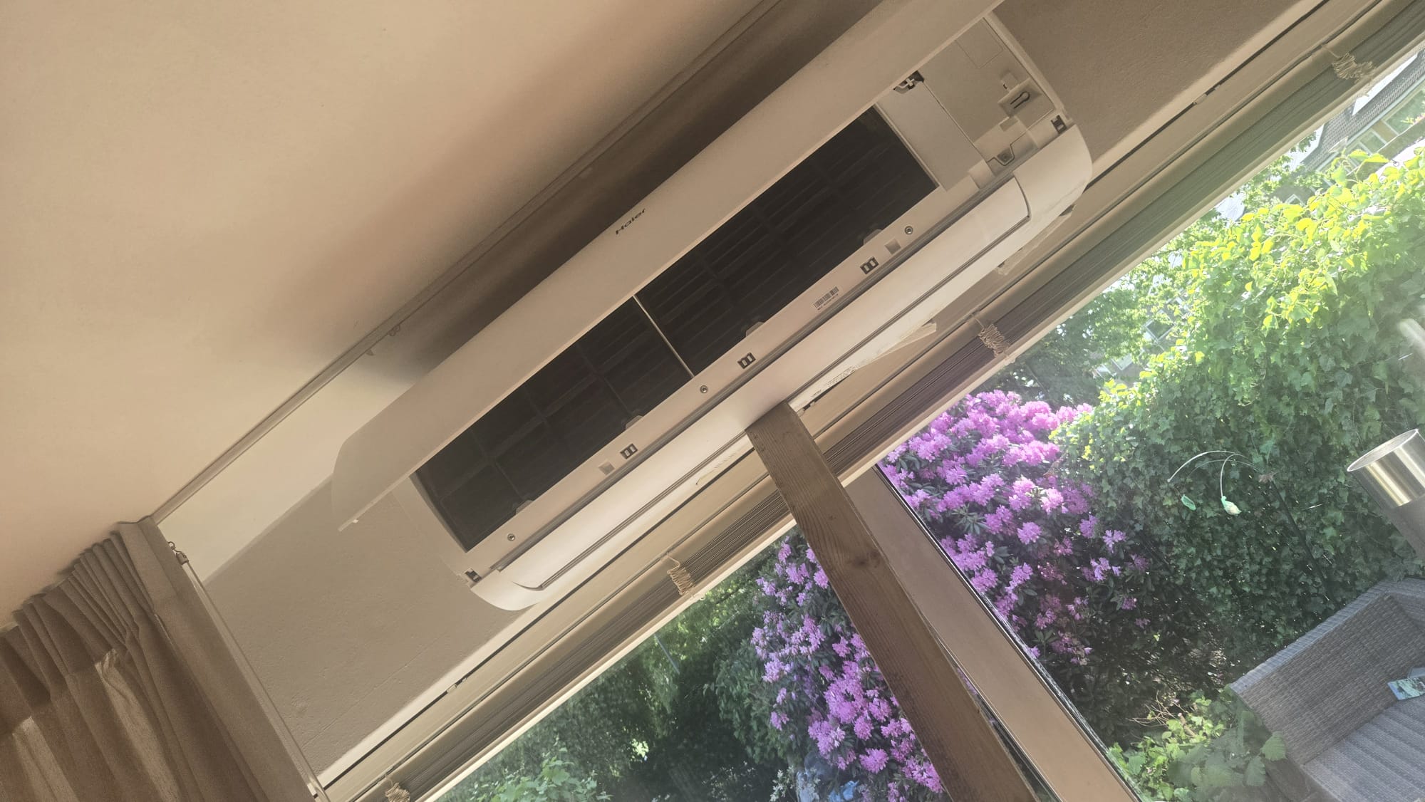 Haier airco binnenunit die scheef hangt en van de muur loskomt door verkeerde bevestiging in een latei